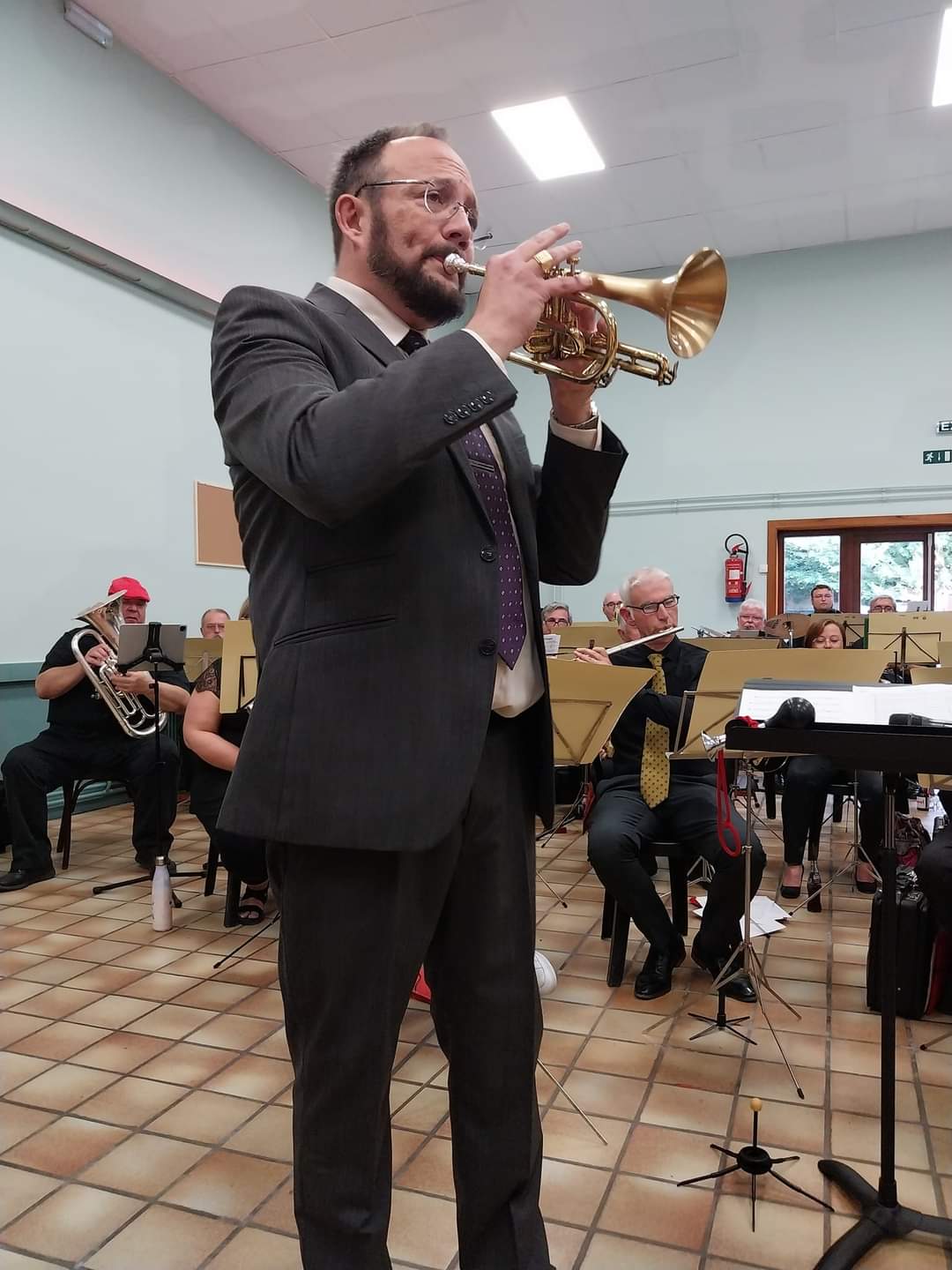 au cornet à pistons, Thierry Dutilloux, chef d'orchestre