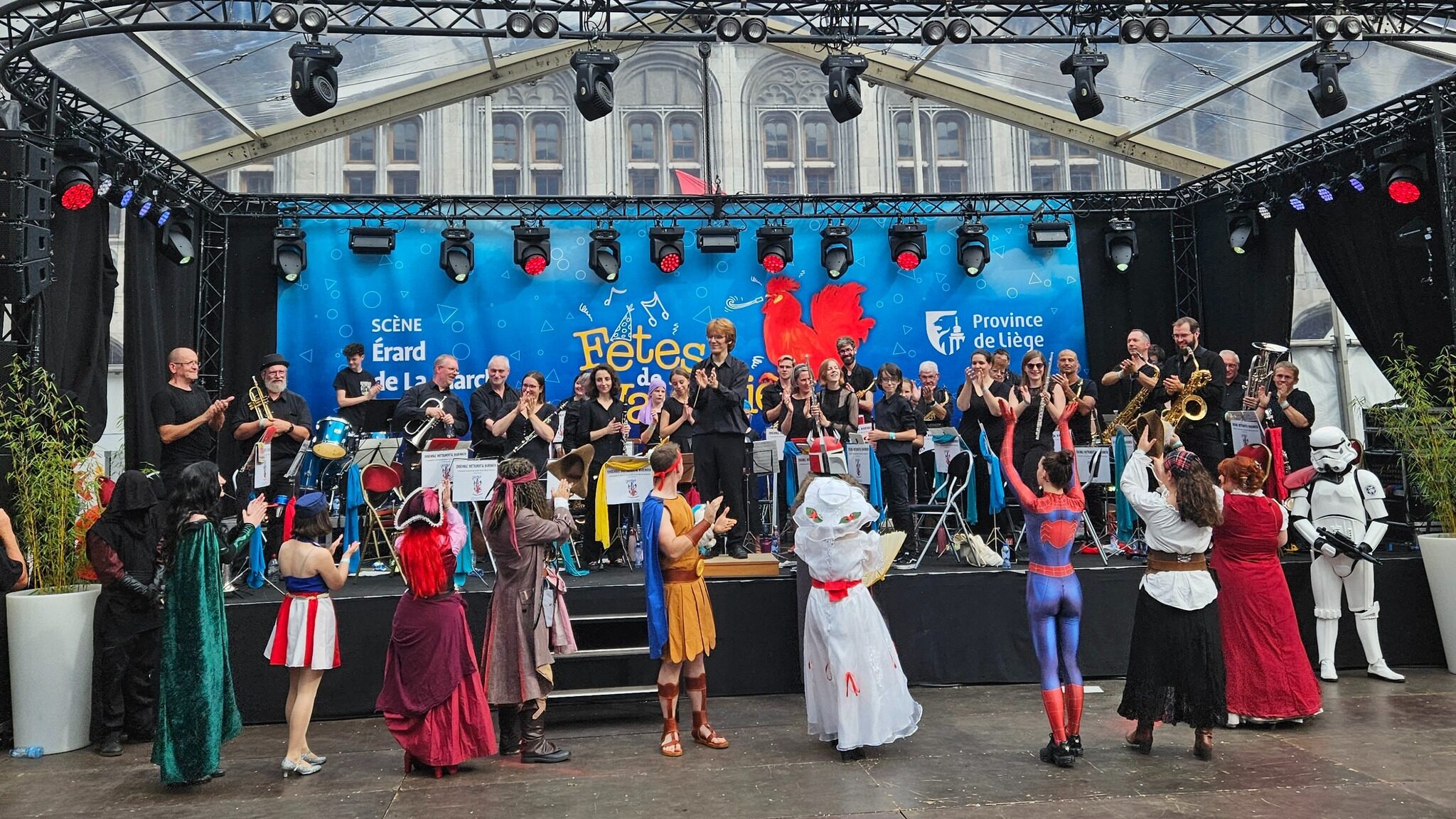 L’Ensemble Instrumental Waremmien se produit lors des Fêtes de Wallonie, fusionnant musique live et culture geek en compagnie de cosplayers costumés. Cet événement célèbre la diversité culturelle à travers des musiques de films et des animations thématiques, attirant des fans de Star Wars, super-héros, et autres univers populaires. L'EIW continue de se démarquer avec un répertoire varié, alliant spectacles de rue et concerts thématiques pour tous types d’événements culturels.