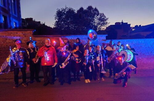 Les musiciens au crépuscule de la nuit d'Halloween