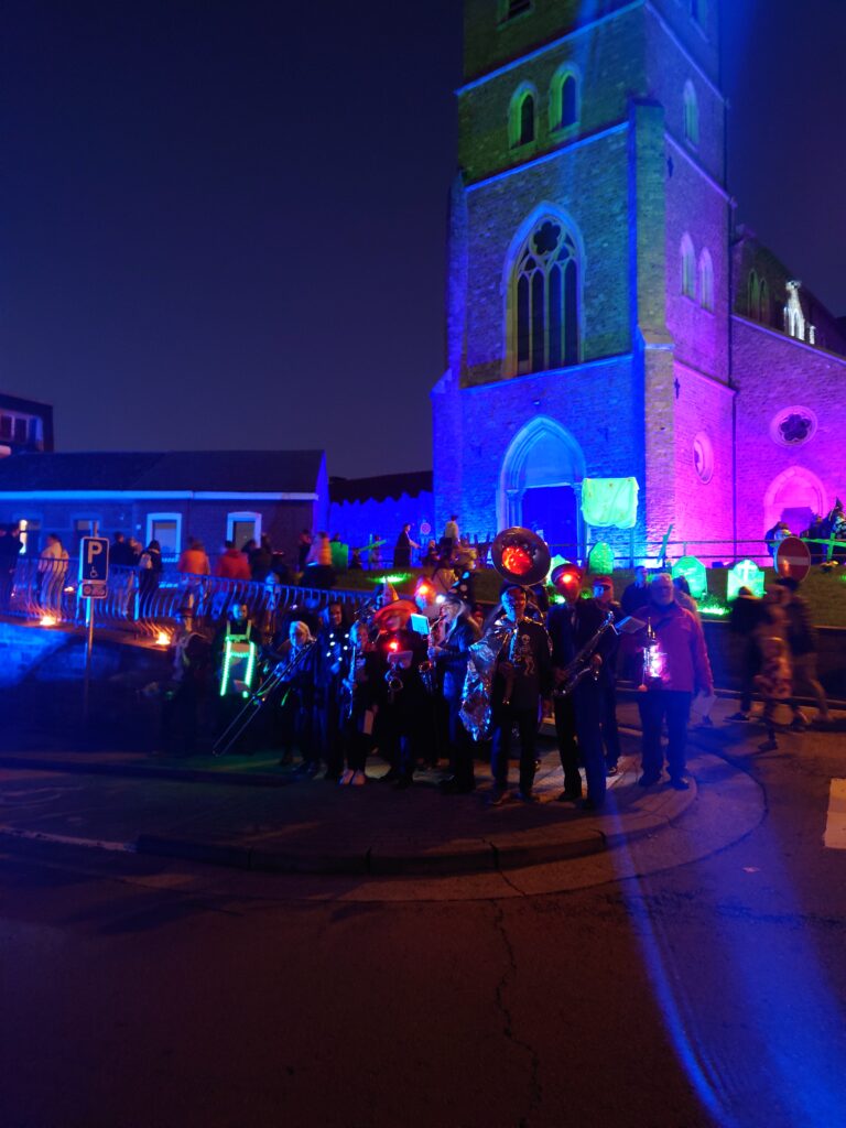 AU pied de l'Eglise, les musiciens contemplent un son et lumière effrayant