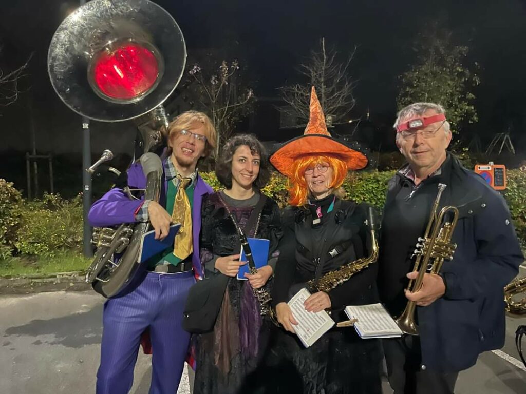 le sousaphone de l'enfer arboré par cette gentille famille