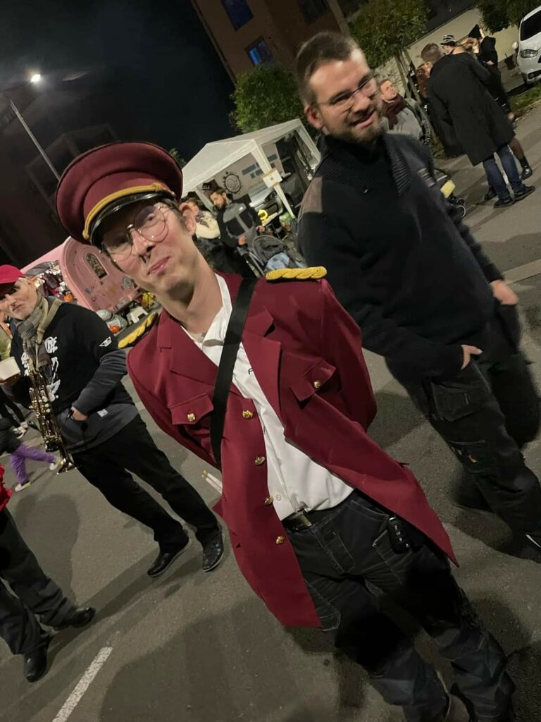 le musiciens avec un uniforme rouge